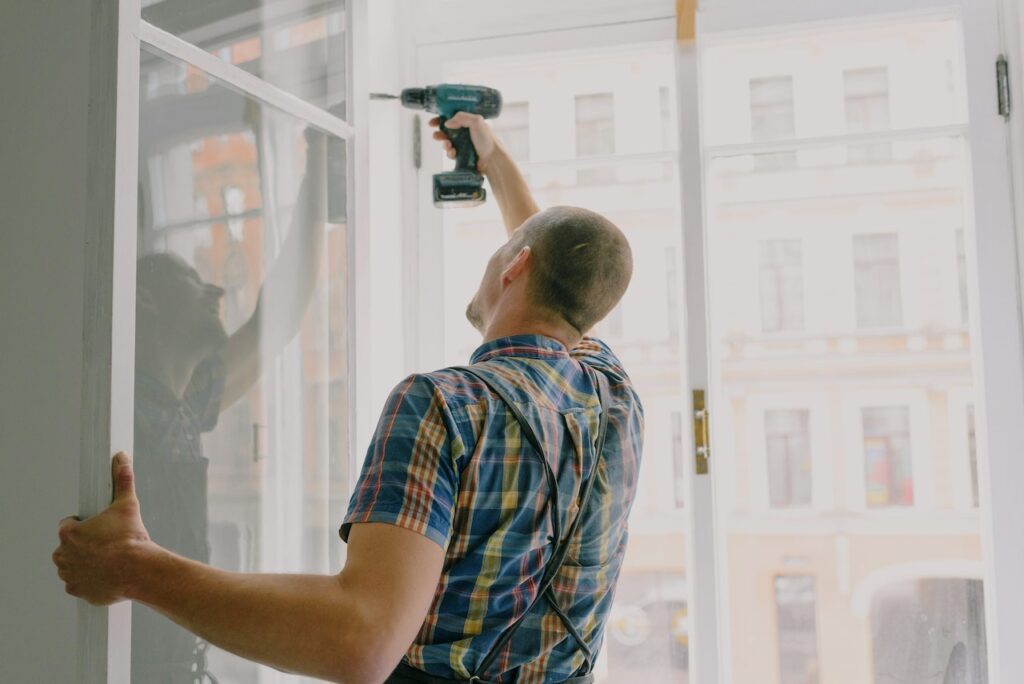 Person bei der Montage vom Fenster